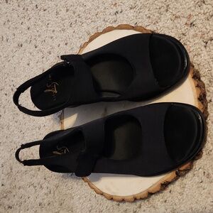 Life Stride Black Heeled Velcro Closure Sandals Sz 7.5